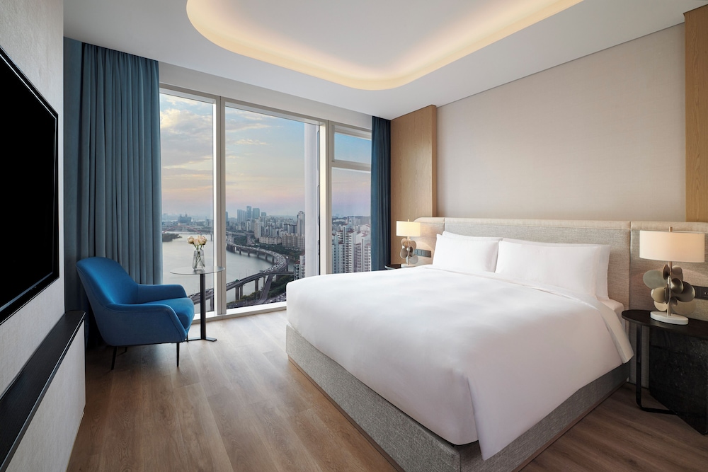 Premier Suite, 1 King Bed, River View - Photo 2