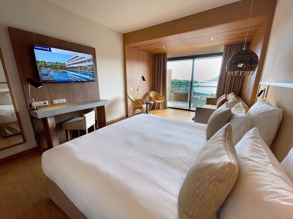 Junior Suite, 1 King Bed, Balcony, Sea View - Photo 5