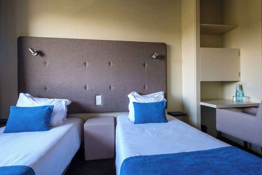 Premium Twin Room - Photo 10