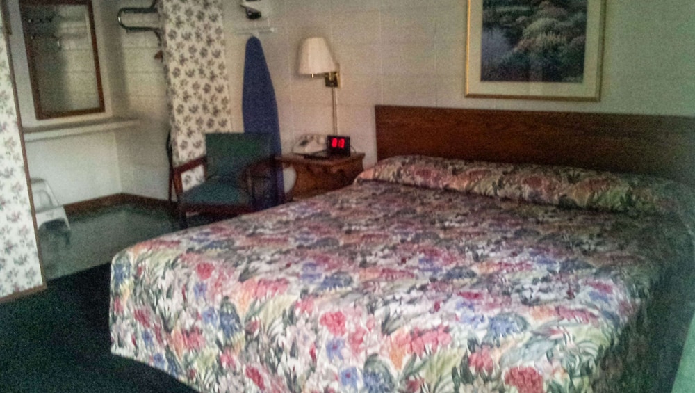 One king bed non smoking - Photo 1