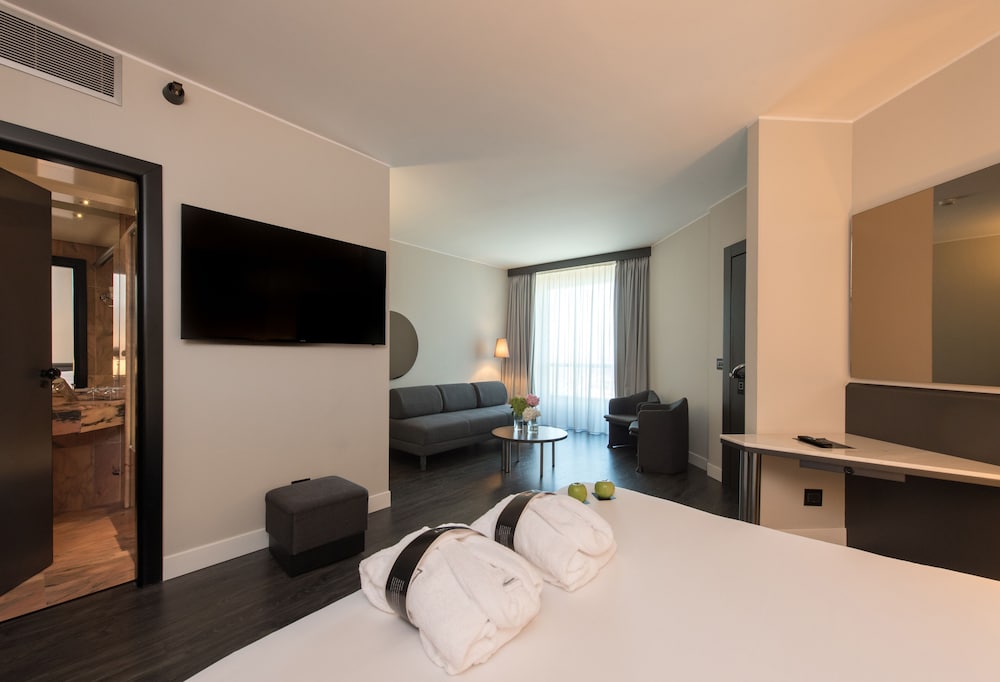 Superior Business Room, 1 Queen Bed - Photo 5