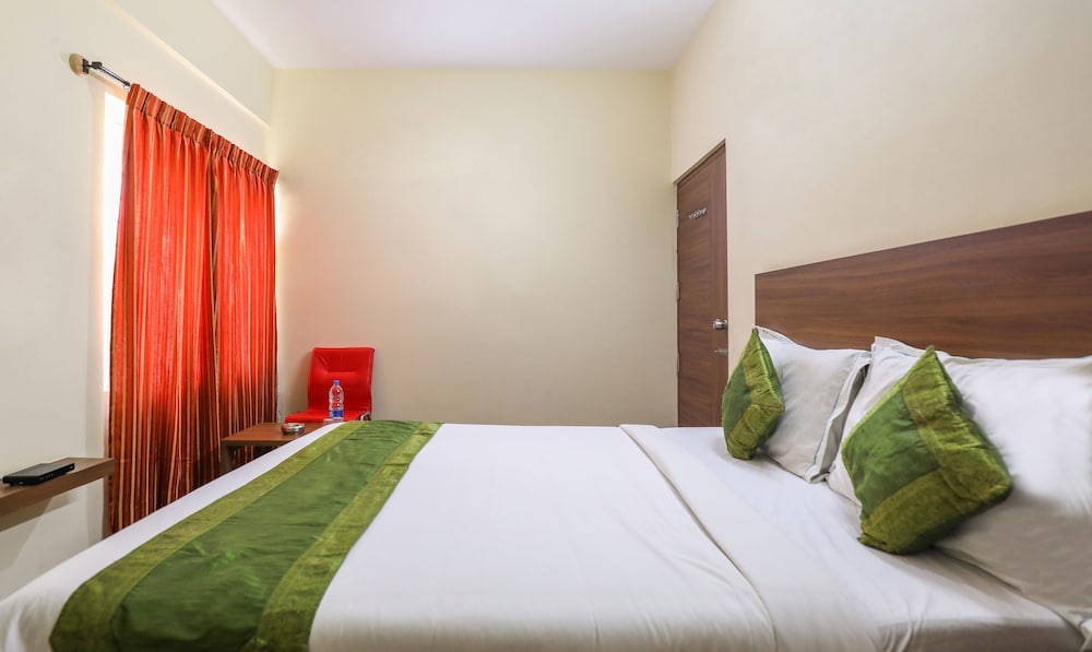 Standard Room, 1 King Bed, Non Smoking photo 3