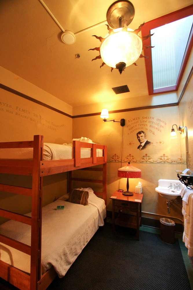 Room (1 Bunk Bed, Communal Bath) photo 3
