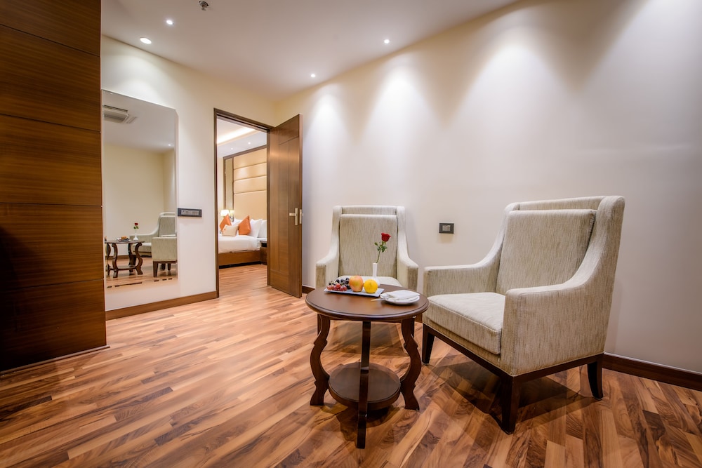 Executive Suite, 1 King Bed, Non Smoking - Photo 2