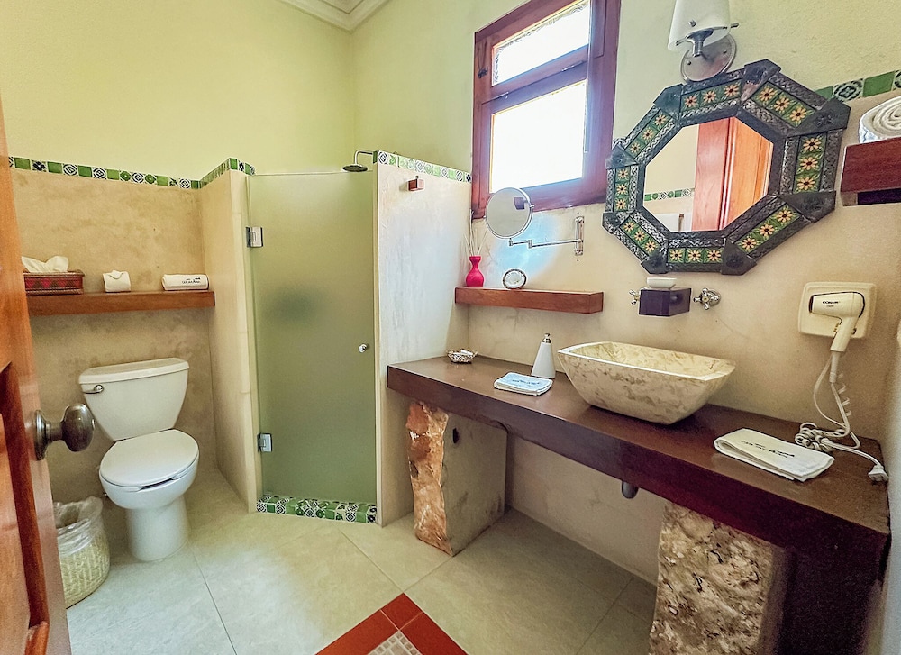 Deluxe Room, 1 Queen Bed, Jetted Tub - Photo 6