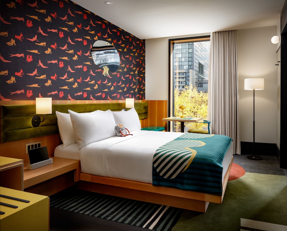 Queen Room with One Queen Bed (Non Smoking)