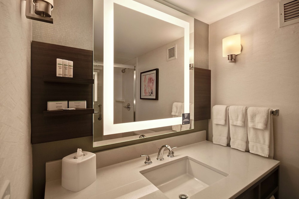 Room, 2 Queen Beds, Accessible (Roll-In Shower) - Photo 5