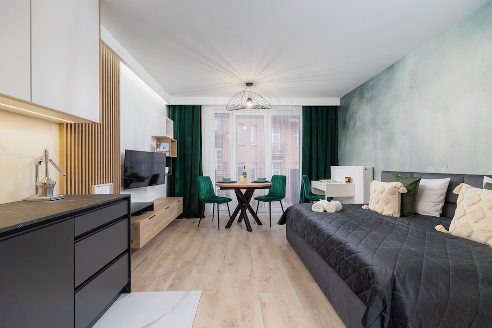 Studio, Balcony