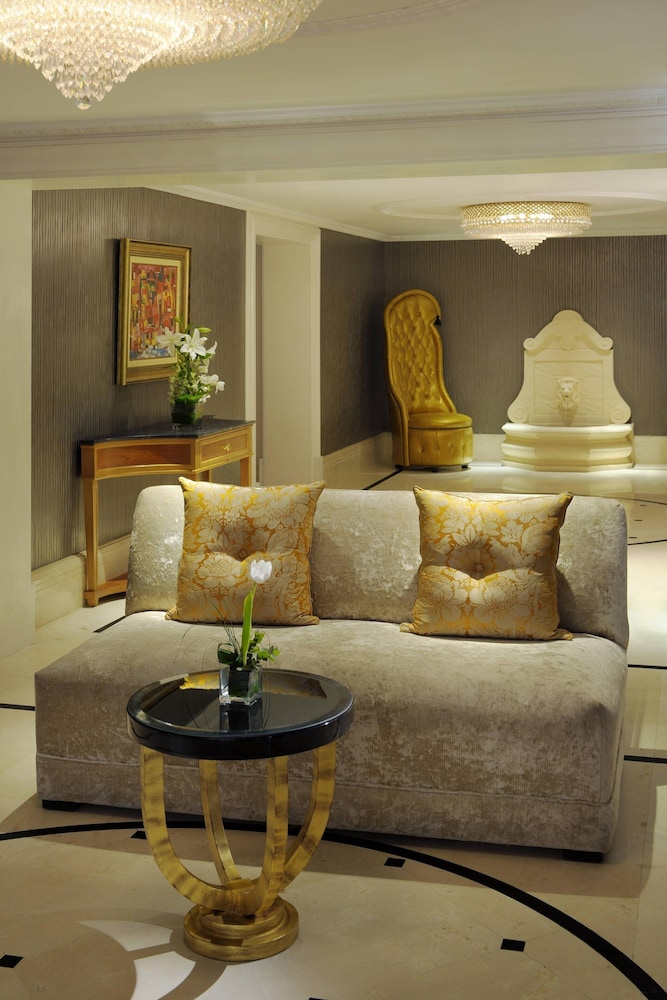 Royal Suite, 1 King Bed, Balcony thumbnail 5