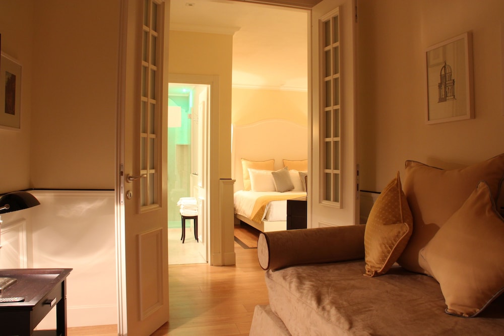 Suite - Photo 1