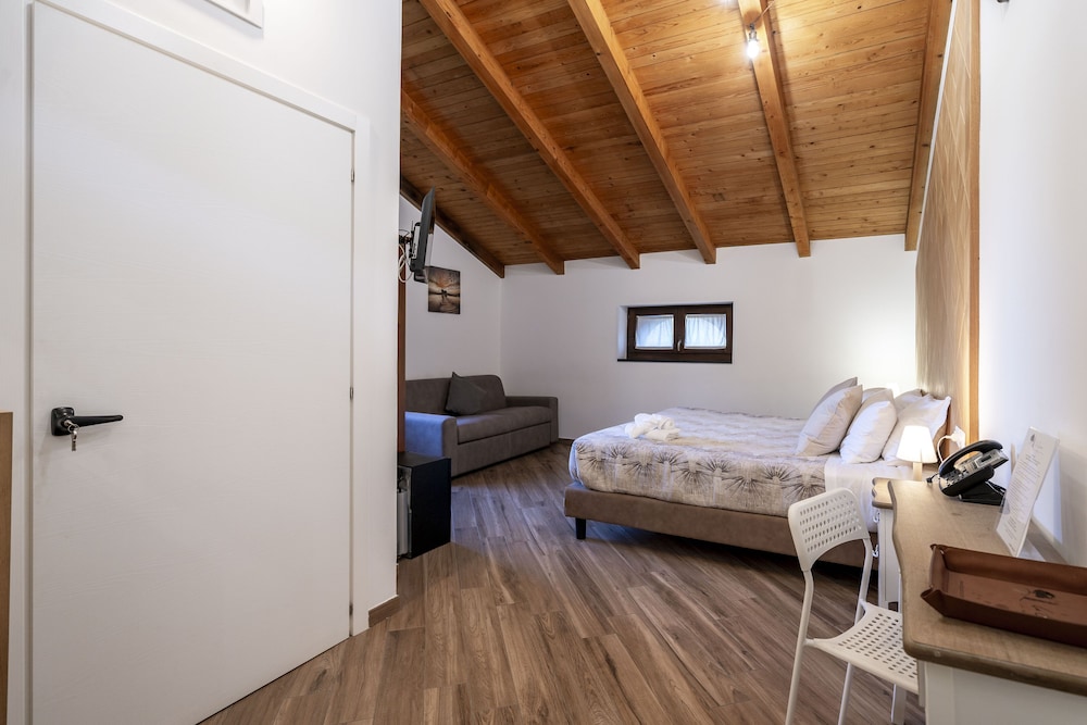 Family Room - Photo 4