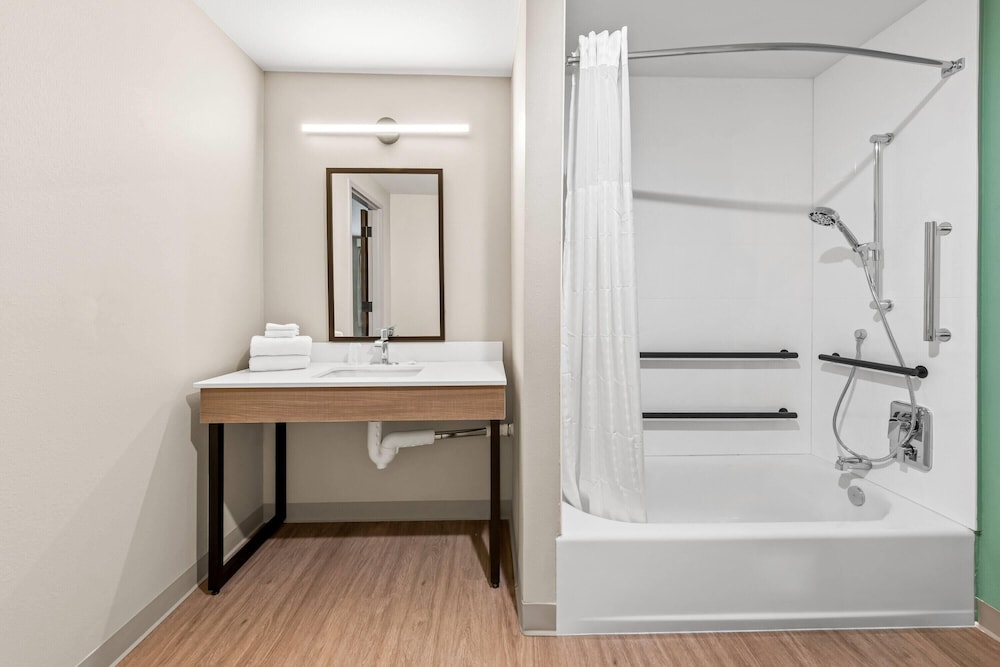Room, 1 Queen Bed, Mobility Accessible, Non Smoking (Bathtub W/grab Bars) photo 1