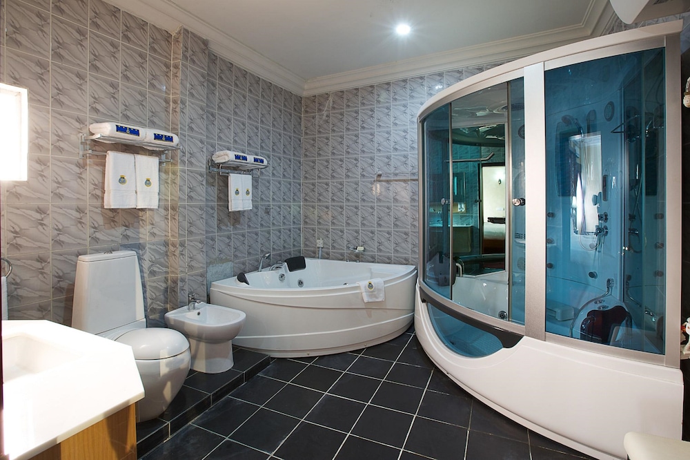 Executive Suite - Photo 13