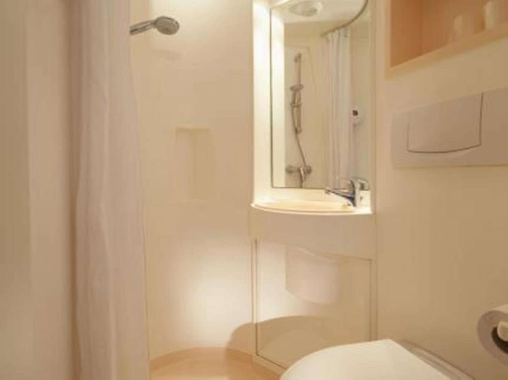 Standard Room, Multiple Beds (1 Double and 1 Single bed) - Photo 10