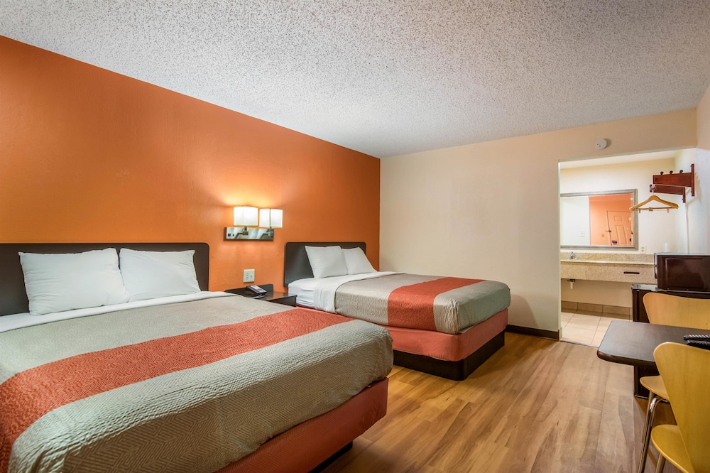 Standard Room, 1 Queen Bed, Non Smoking, Refrigerator & Microwave - Photo 2