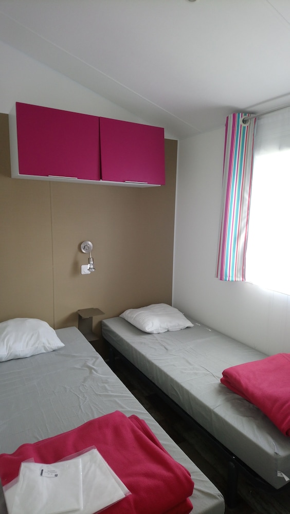 Premium Mobile Home, 4 Bedrooms, Hot Tub - Photo 6