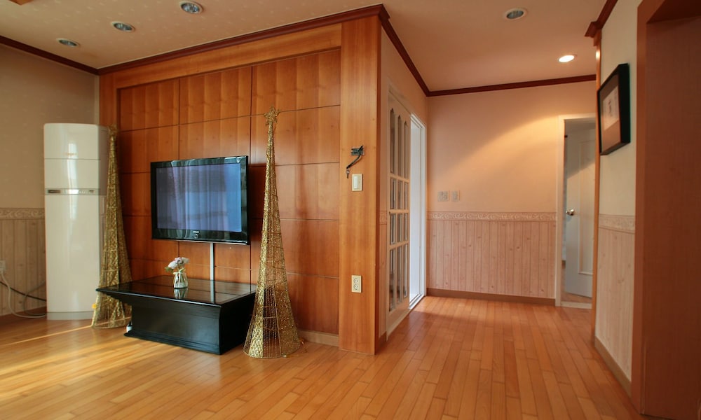 House, 3 Bedrooms (40 PY) photo 1