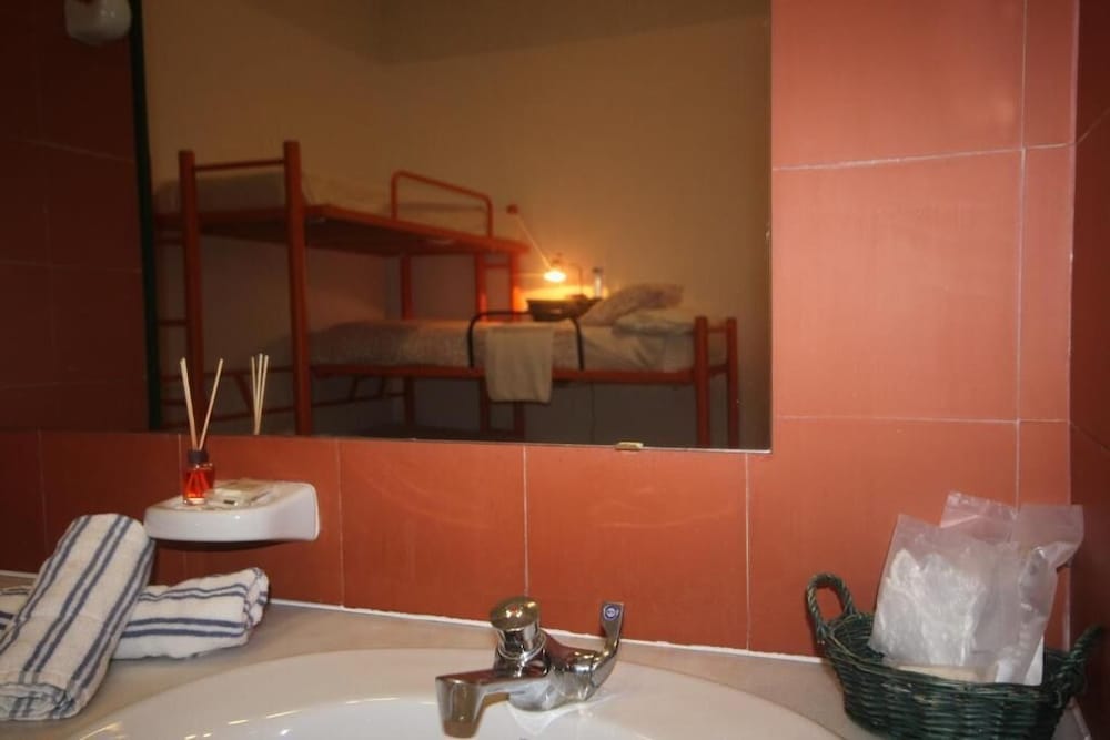 Economy Twin Room photo 2