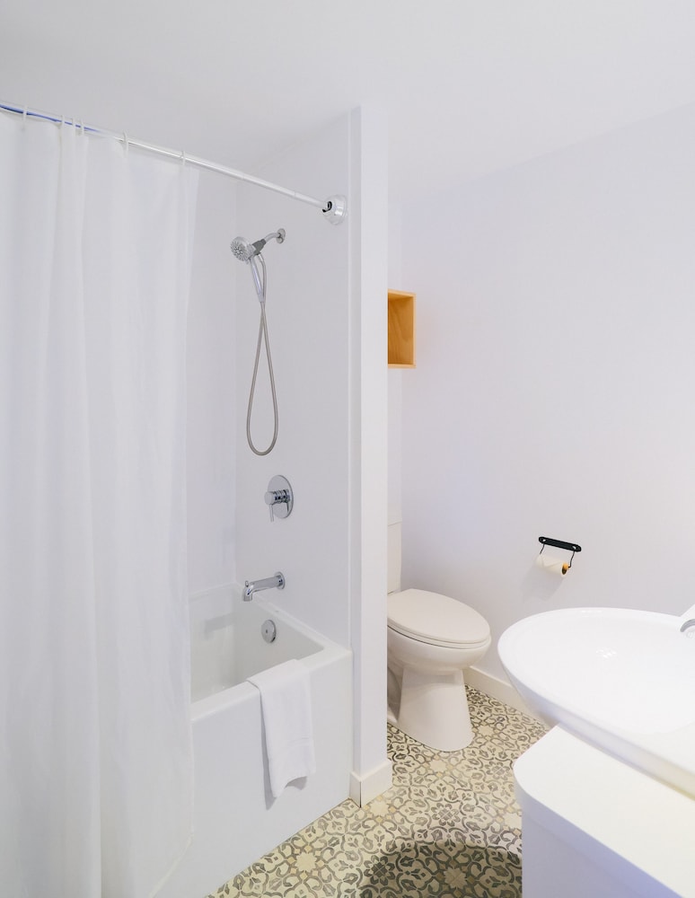 Deluxe Room, 1 King Bed, Private Bathroom photo 3