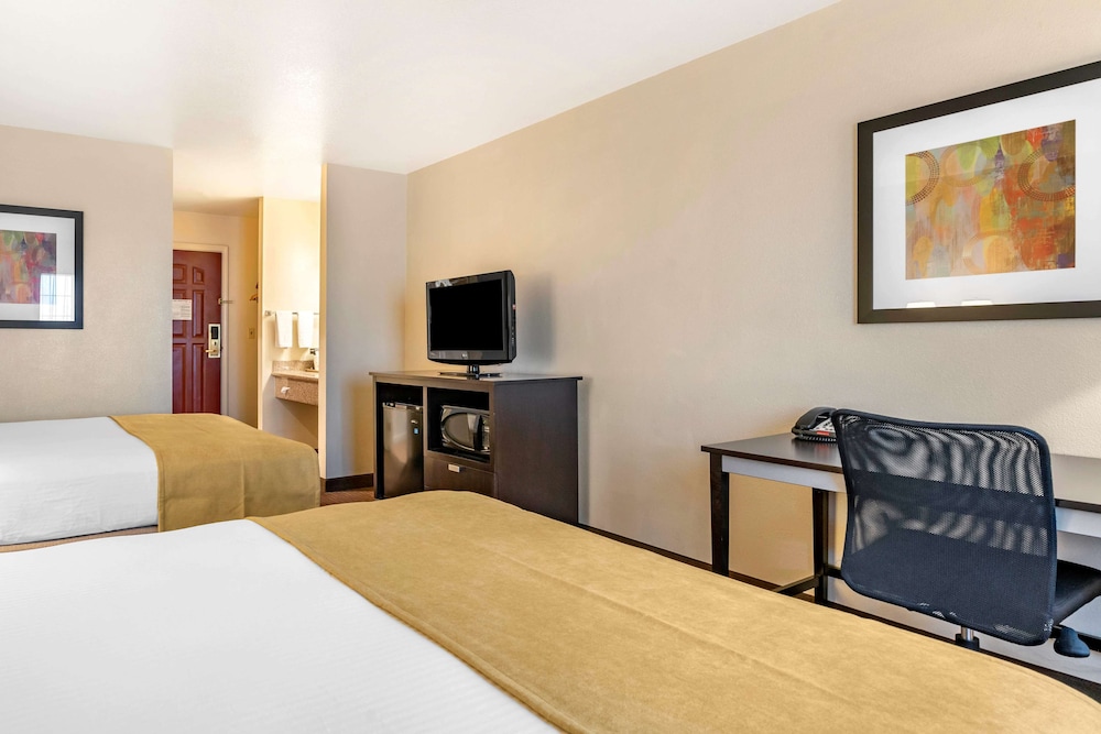 Standard Room, 2 Queen Beds, Non Smoking, Refrigerator - Photo 1