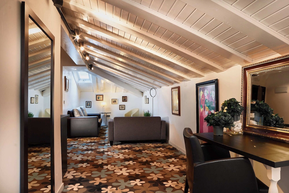 Family Room - Photo 6