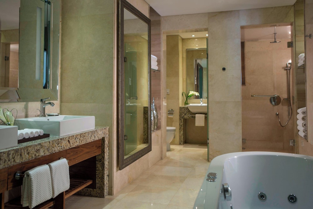 Presidential Suite, 1 King Bed, Pool View