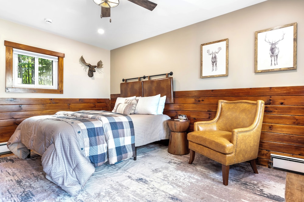Queen Room with Loveseat Standard photo 3