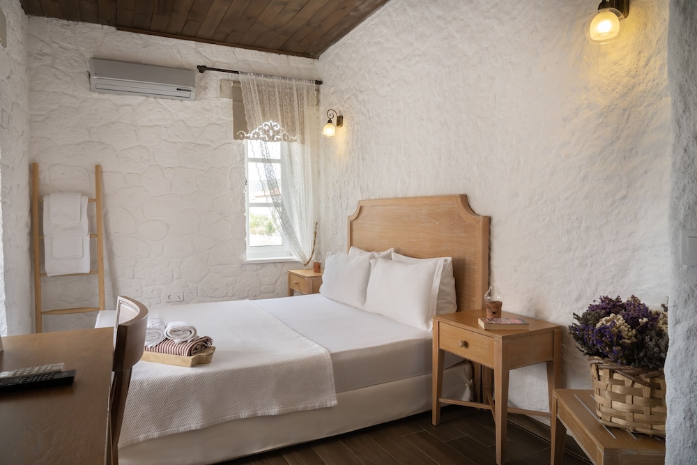 Traditional Double Room (Bay Window)