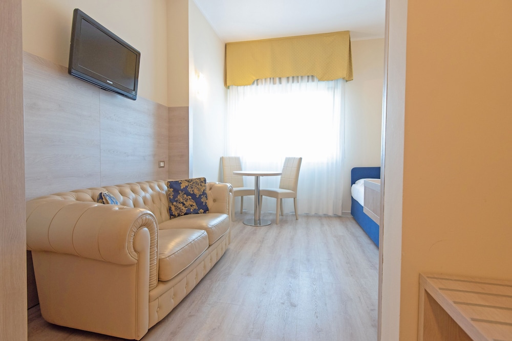 Suite - Photo 2