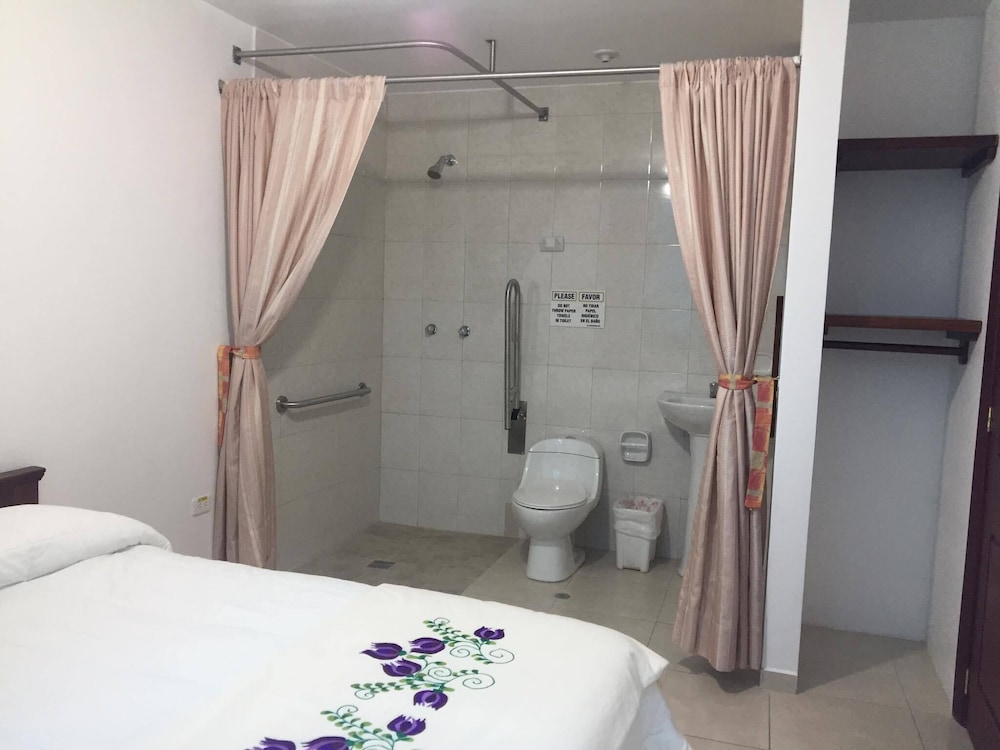 Standard Room, 1 Queen Bed photo 2