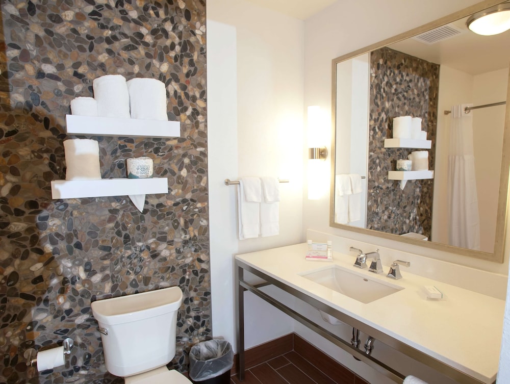 Room, 2 Queen Beds, Non Smoking, Bathtub thumbnail 5
