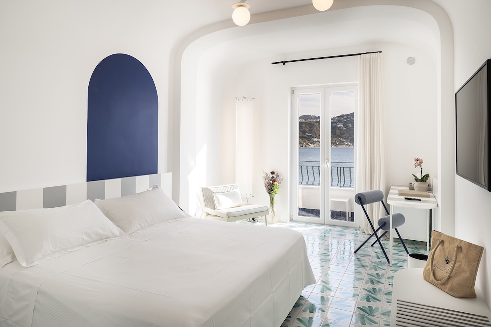 Deluxe Double Room - Photo 15
