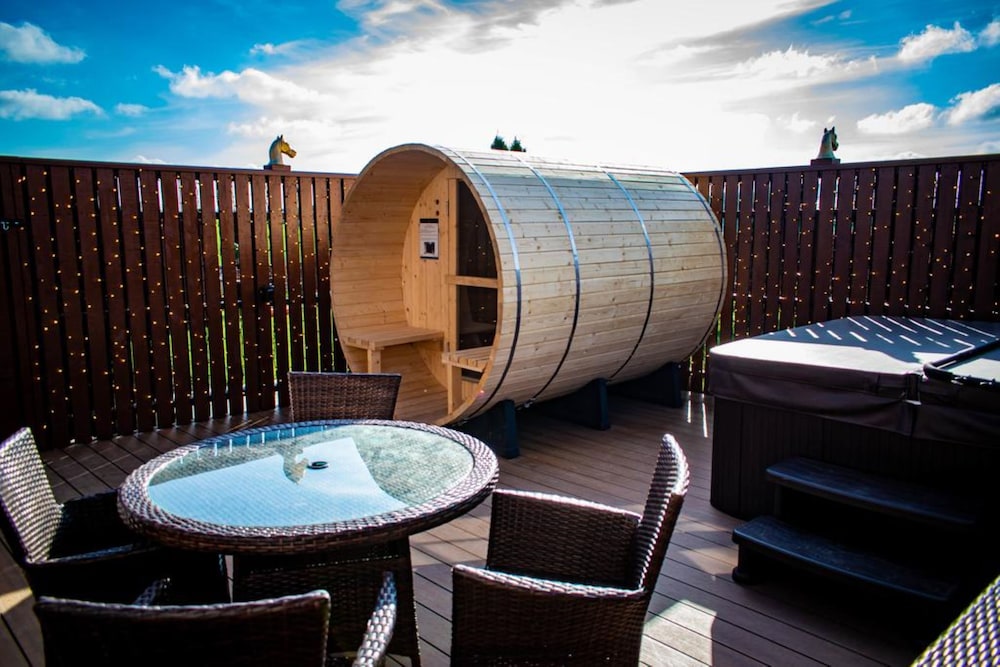 Luxury 3-bed lodge with hot tub photo 3