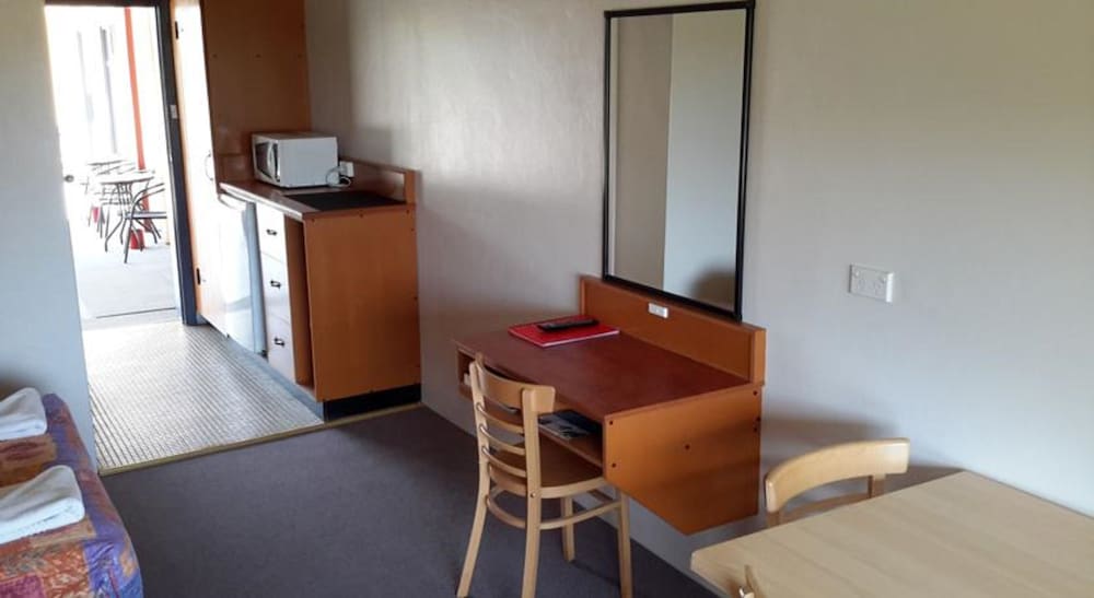 Standard Room, Non Smoking (Queen,Queen & Sgl or 2Dbl) photo 3