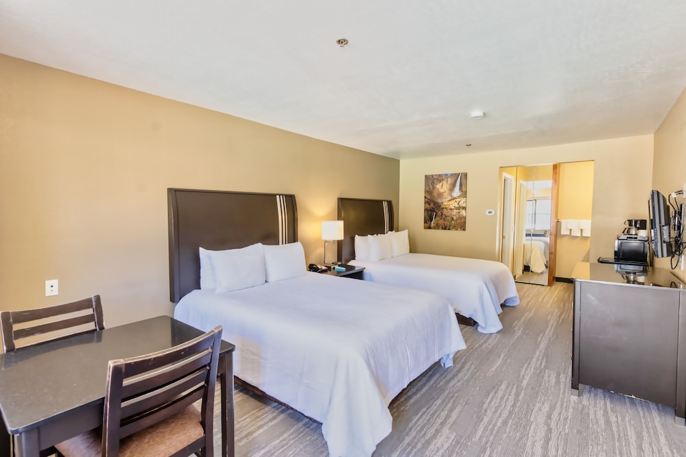 Standard Quadruple Room, 2 Queen Beds, Non Smoking photo 1