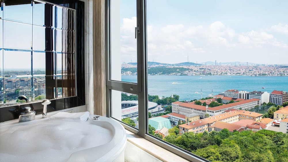 Junior Suite, 1 King Bed, City View