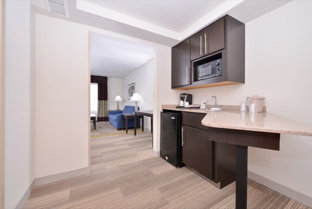 Suite, 1 King Bed with Sofa bed (Extra Floor Space) - Photo 5