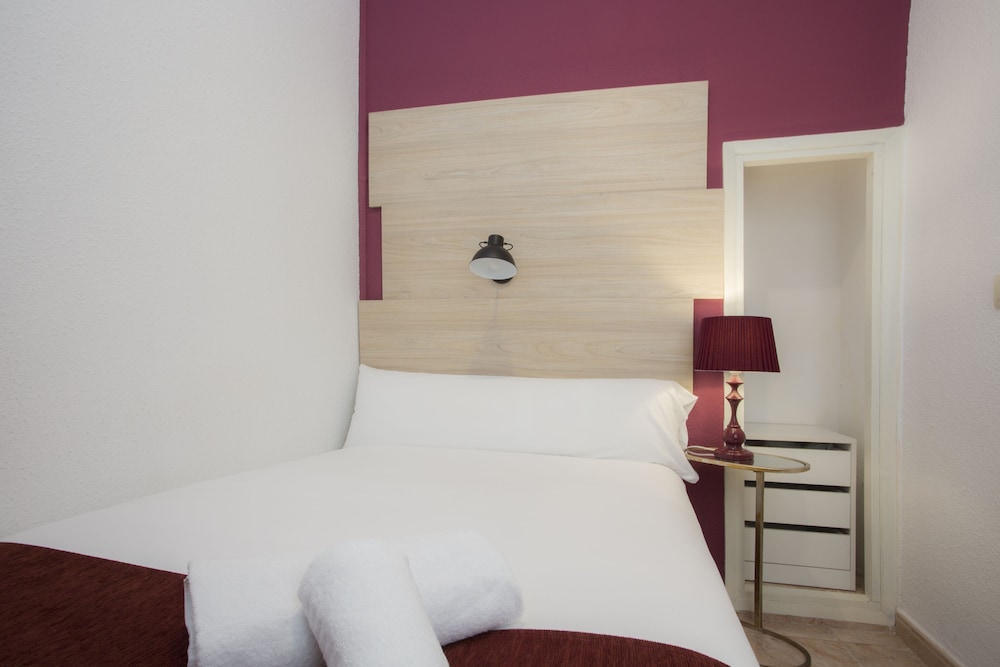 Basic Single Room thumbnail 5
