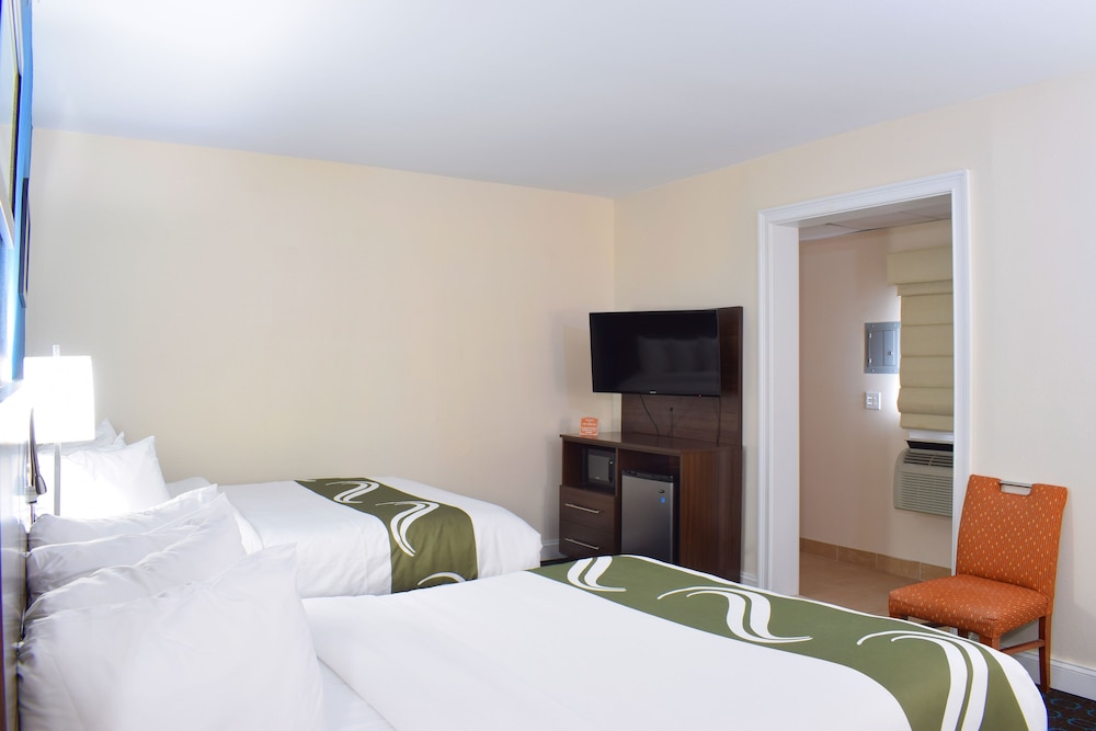 Suite, Multiple Beds, Non Smoking (2 Queen Beds, Sofa Bed) photo 2