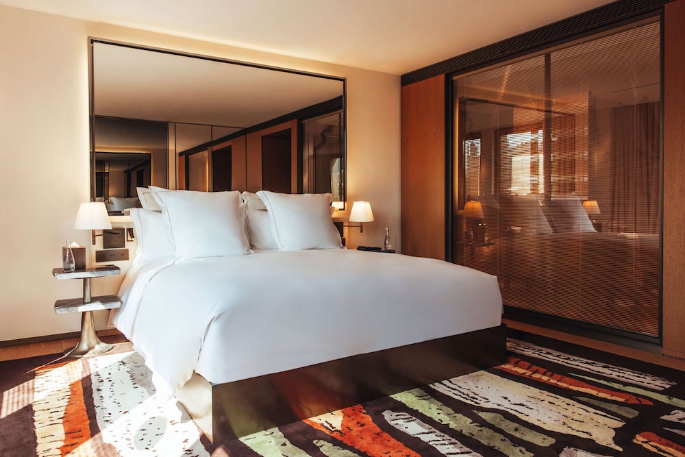 Room, 1 King Bed, Roll-in Shower, Air conditioning (Sax King Room - Mobility Accessible)