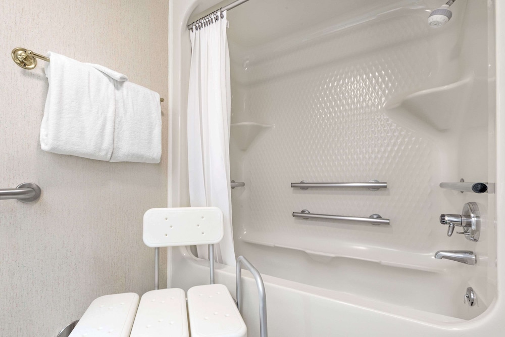 Standard Room, 1 King Bed, Accessible - Photo 4
