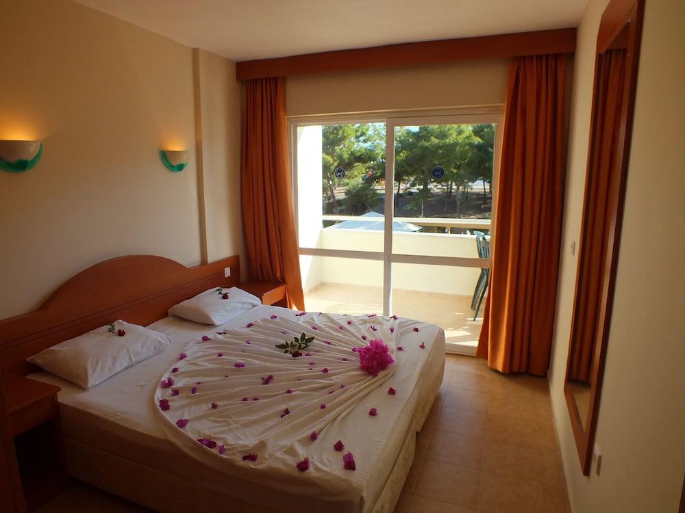 Family Suite, 1 Bedroom, Pool View