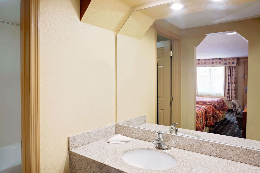 Room, 1 King Bed, Accessible - Photo 5