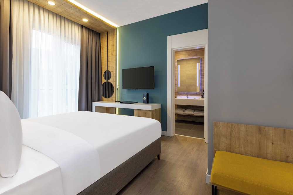 Superior Room, 1 King Bed photo 2