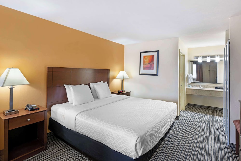 Suite, 1 King Bed, Non Smoking, Microwave photo 2