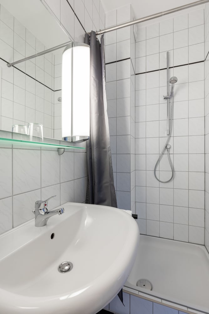 Single Room, Private Bathroom photo 3