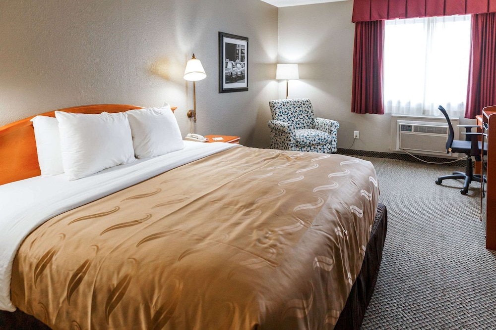 Standard Room, 1 King Bed, Non Smoking - Photo 4