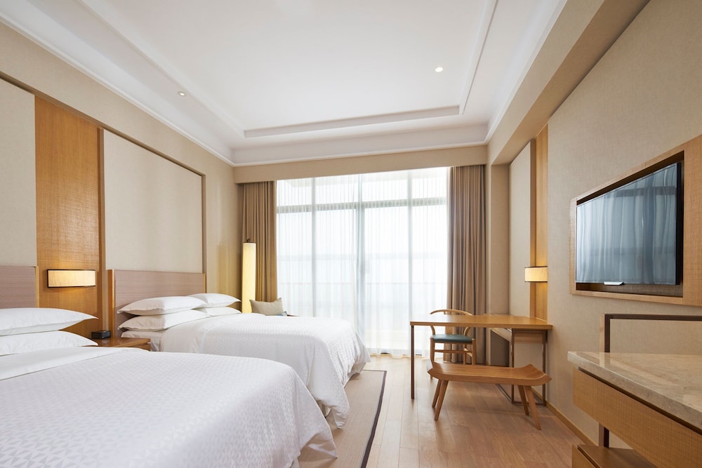 Room, 2 Double Beds, Balcony, Mountain View photo 1