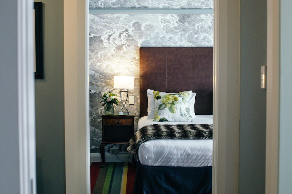 Suite, 1 King Bed, Partial Ocean View photo 3