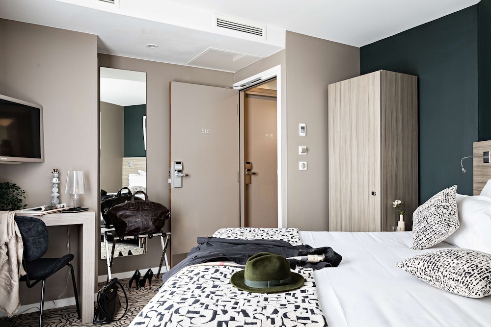 Superior Room, 1 King Bed photo 3